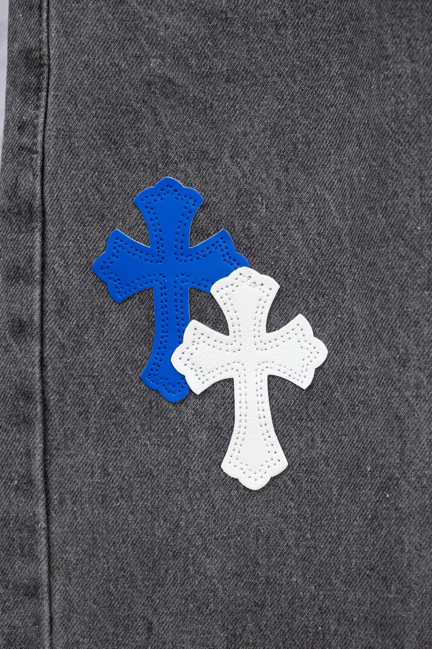 P240 Chromehearts limited edition blue and white classic cross patch leather gray jeans, priced at 34W level, patchwork cross pattern embellishment, washed jeans! ! An absolutely high-end luxury product, a 1.9W-level god-level single product, a super popular product, made by top heavy industry, a magic weapon that cannot be missed! [About Zangyin] This is an extremely luxurious fashion brand that can also be called the aristocracy of the high street. It has always been an exclusive brand for some hipsters or rich second generations. Compared with ordinary high streets, it is more luxurious and noble. Compared with luxury brands, it is more fashionable and individual. It has always been a brand that I have a special liking for. [Top heavy industry fashion design] Consistently high-street luxury style. Speaking of this style, the Zangyin family and GU family are definitely the leading representative brands. Especially the Zangyin family has really achieved a state-of-the-art effect in creating high-street style. The unique washed material is used to create this style. The color system is already quite eye-catching. After it is decorated with patchwork cross flowers, it cleverly highlights the charm of the brand. Secondly, this style uses classic The high-waist cutting design highlights the long legs and fashionable temperament of the upper body. The brand is highly recognizable and the slim fit configuration is more suitable for daily wear. It is a product that interprets personality, fashion, and specifications at a glance. This single product is enough to make any fan excited. It can be a white T-shirt for a youthful college style, or a tight suspender for a royal style. It has strong matching ability and can be easily controlled by men.  [Materials and craftsmanship] Needless to say, this point goes without saying. As an excellent craftsman brand, Zangyin’s requirements for details and craftsmanship are really perfect. The washed color of this model has gone through so many processes, not to mention the embellishment of denim appliques. It is also purely hand-made and sewn. Just like what they believe in, only hand-made things have soul and have the meaning of wear. A top-notch heavy-duty fashionable denim item, I look forward to your perfect interpretation! !  Color: Gray Size: 28-34